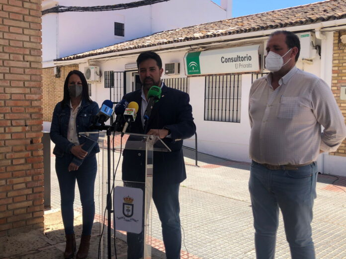 El alcalde de Lora del Río, Antonio Enamorado, prevé que “en el mes de octubre se restablezca el servicio de Urgencias” en el Centro de Salud de El Priorato