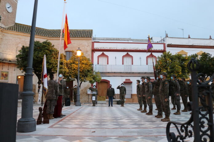 La Plaza del Ayuntamiento de Lora del Río (Plaza de España) ha acogido la salida de la jornada de la 5ª Marcha Militar 'Camino de San Fernando'