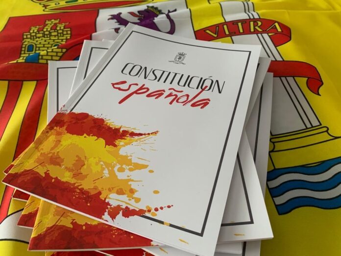 El Ayuntamiento de Lora del Río volverá a regalar un ejemplar de la Constitución Española a todos los jóvenes que cumplan 18 años en 2021