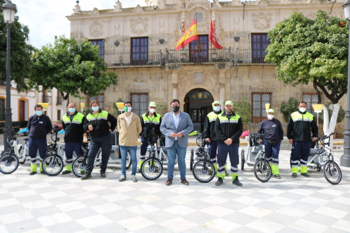 Presentados los ocho nuevos triciclos eléctricos para el Servicio municipal de Limpieza Viaria de Lora del Río