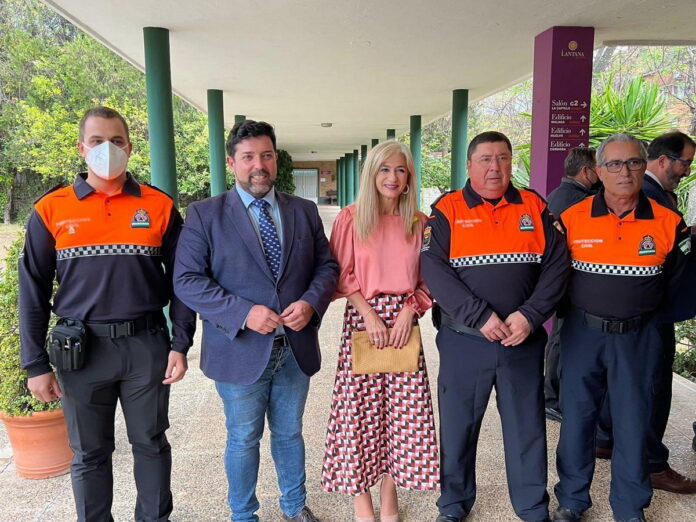 El alcalde se niega a pagar los uniformes de Protección Civil a un proveedor de Lora del Río