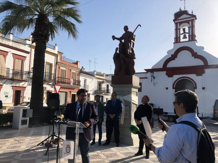Inaugurada la escultura del ‘Viejo de Lora’ en la Plaza de Santa Ana de Lora del Río
