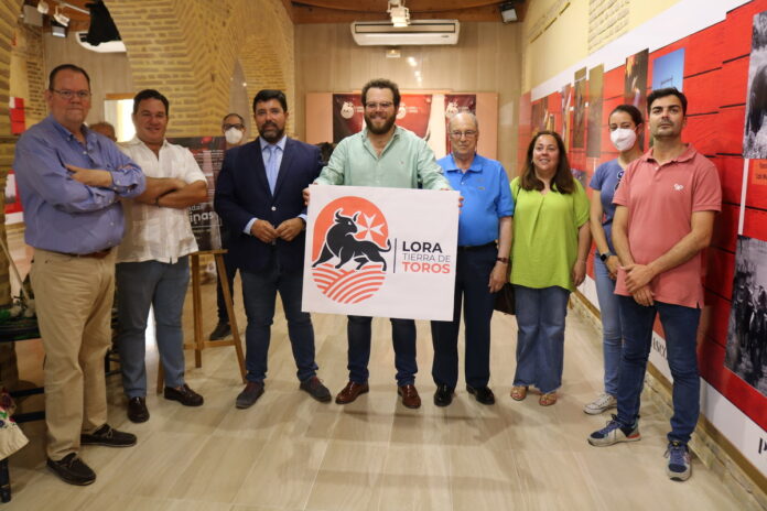 Inaugurada la exposición fotográfica de las I Jornadas Taurinas 'Lora Tierra de Toros' en la Sala Municipal de El Bailío