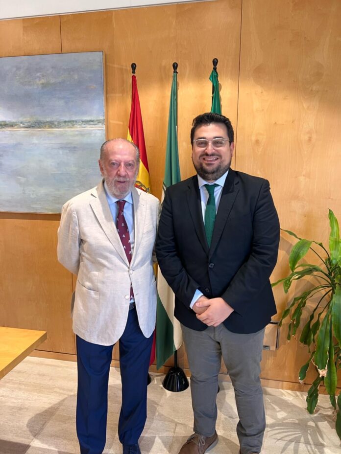 El nuevo alcalde de Lora del Río, Francisco Javier Carrasco, se reúne con el presidente de la Diputación de Sevilla, Fernando Rodríguez Villalobos