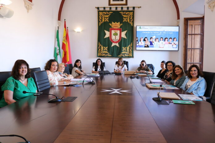 Entrega de material del Instituto Andaluz de la Mujer a los municipios de La Vega en un acto organizado en el Ayuntamiento de Lora del Río