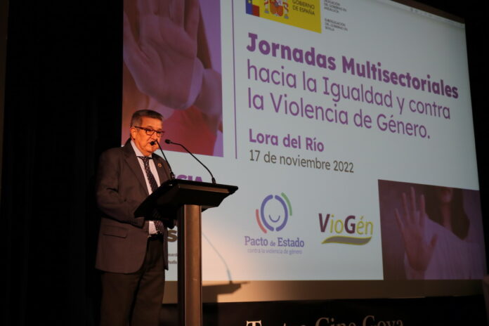 El subdelegado del Gobierno en Sevilla, Carlos Toscano, participa en la 'Jornada Multisectorial hacia la Igualdad y contra la Violencia de Género' celebrada en Lora del Río