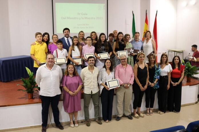 La IV Gala del Maestro y de la Maestra de Lora del Río reconoce a los docentes jubilados y a los mejores expedientes académicos del curso escolar 2022-23