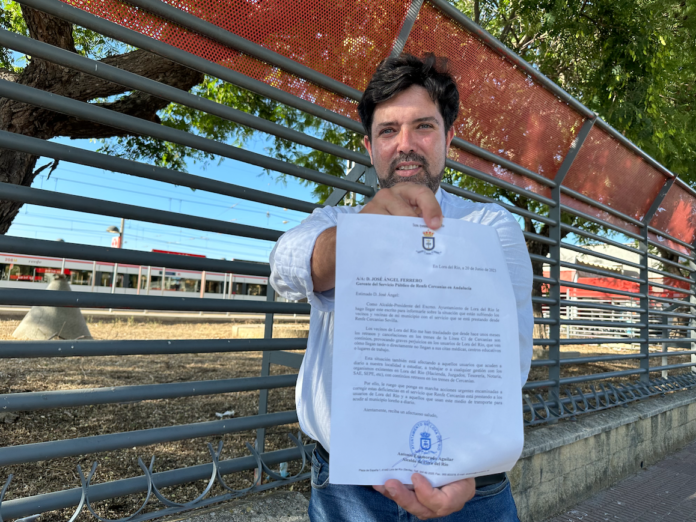 El alcalde de Lora del Río, Antonio Enamorado, remite un escrito al gerente de Renfe Cercanías sobre los retrasos y cancelaciones de trenes