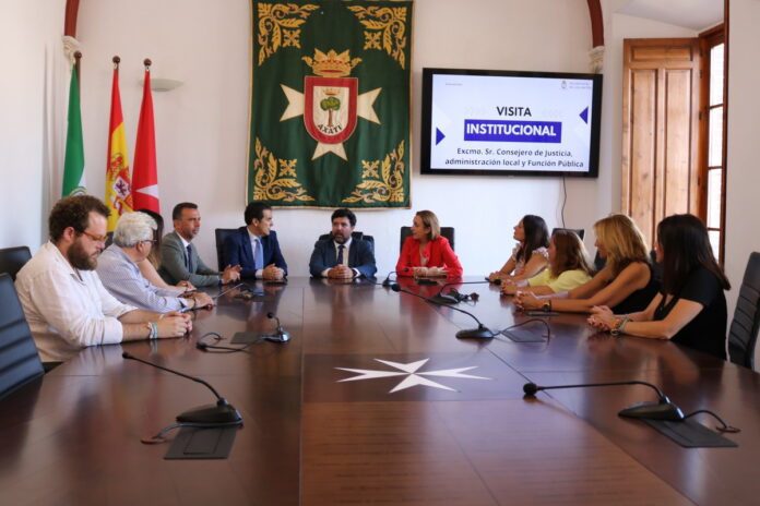 La visita del consejero de Justicia, José Antonio Nieto, consistió en una reunión de trabajo con el nuevo equipo de Gobierno municipal loreño