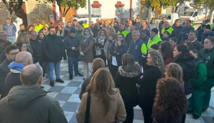 Acto de condena y repulsa ante la puerta del Ayuntamiento de Lora del Río por la agresión sufrida por dos trabajadoras municipales