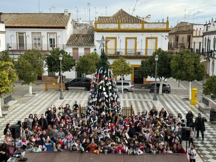 Los niños de 4º de Primaria decoran con sus tarjetas de Navidad el gran árbol de la Plaza del Ayuntamiento