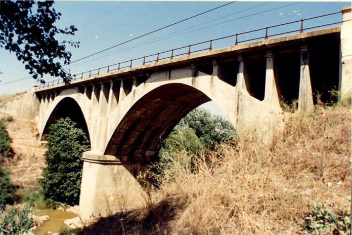 1,3 millones costará la renovación del puente ferroviario sobre el arroyo Guadalbarcar, en Lora del Río