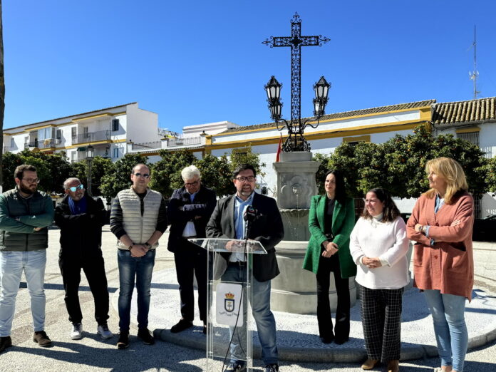 Inversión de 10.000 euros en la restauración de la fuente artística de la Plaza de Andalucía de Lora del Río