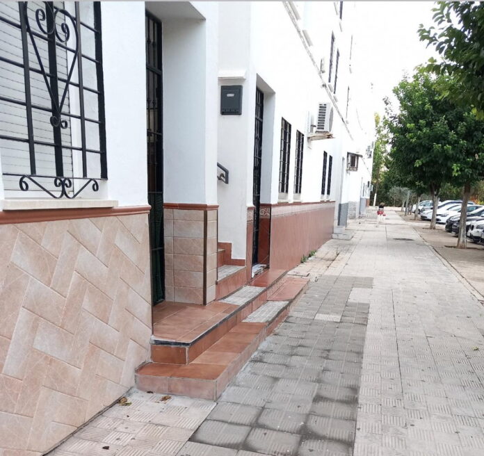 La Junta de Andalucía licita las obras para mejorar la accesibilidad en una promoción de 100 viviendas públicas en Lora del Río
